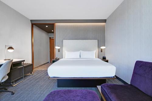 Courtyard by Marriott Manhattan - image 10