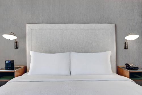 Courtyard by Marriott Manhattan - image 10