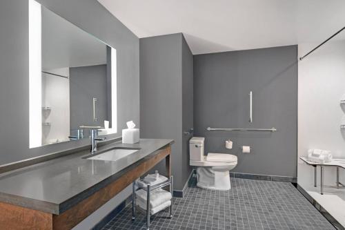 Courtyard by Marriott Manhattan - image 13