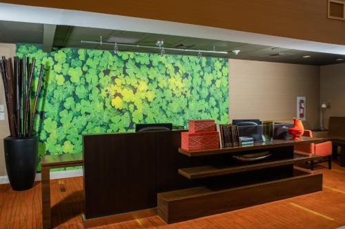 Courtyard by Marriott Erie Ambassador Conference Center - image 11