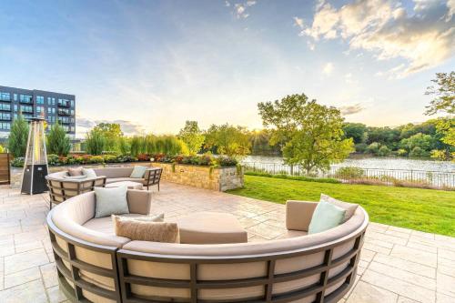 Courtyard by Marriott Appleton Riverfront - image 9