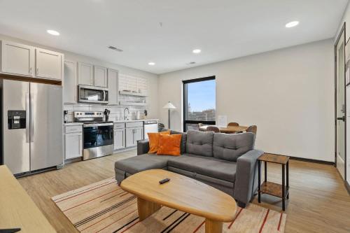 CozySuites Mass w parking lounge & roof deck #26