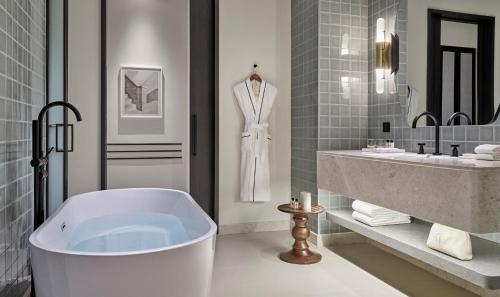 room detail thumbnail 2