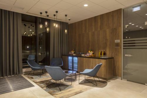 Courtyard By Marriott Edinburgh West - image 8