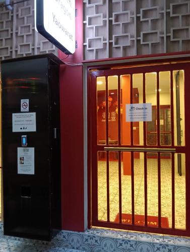 Utvendig, Hidden Dragon Yaowarat in China Town