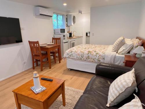 sala de TV, Hargraves Beach Guesthouse 50m to beach in Noraville
