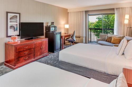 2 queen beds, 1 sofa bed