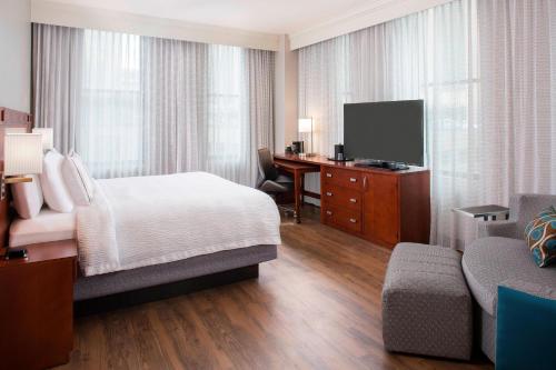 1 king bed, 1 sofa bed