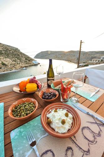Droufakos’ home - Beachfront Lux 2BD apt. w. Views in Cherronisos