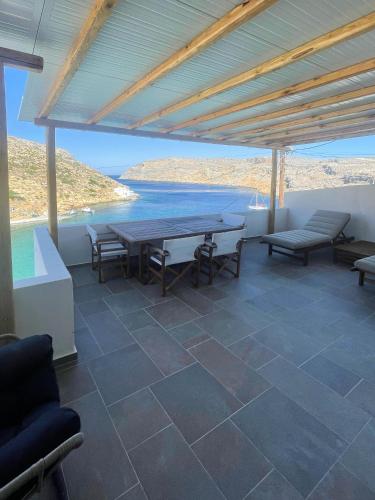 Droufakos’ home - Beachfront Lux 2BD apt. w. Views in Cherronisos