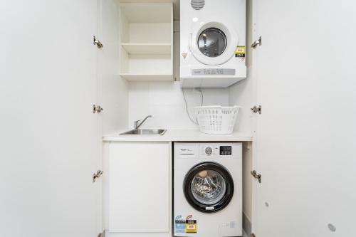 Mascot Spacious Loft Apt Near Train