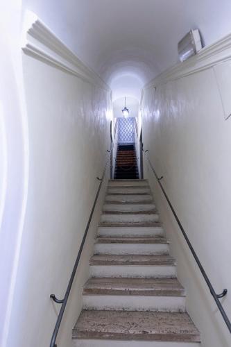 LivinRome Barberini Apt - Tap to explore photos