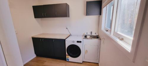 Cozy Private Ensuite Escape in هندرسون