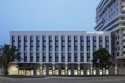 Courtyard by Marriott Hamburg City - image 11