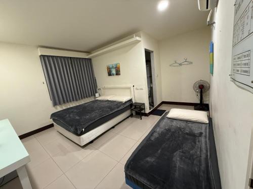1 double bed, 1 twin bed
