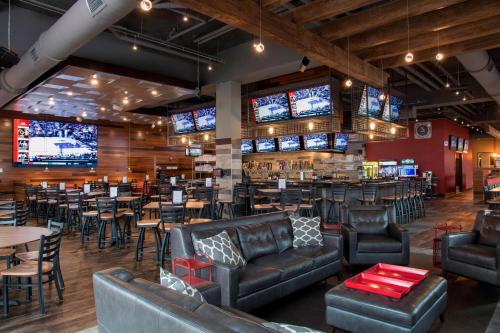 Courtyard by Marriott Holland Downtown - image 11