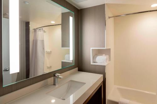Courtyard by Marriott New York Queens/Fresh Meadows - image 9