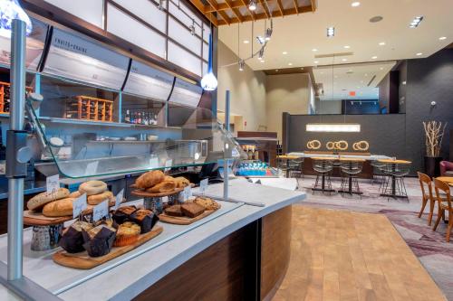 Courtyard by Marriott New York Queens/Fresh Meadows - image 2