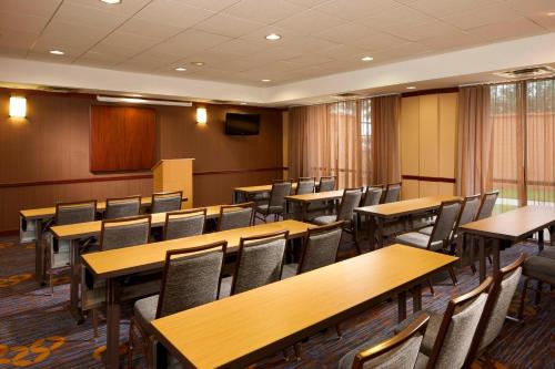 Courtyard by Marriott Brownsville - image 10