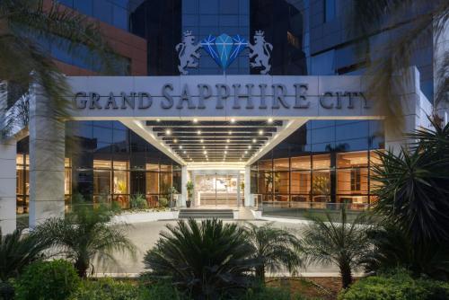 藍寶石城大酒店 (Grand Sapphire City Hotel) in 法馬古斯塔