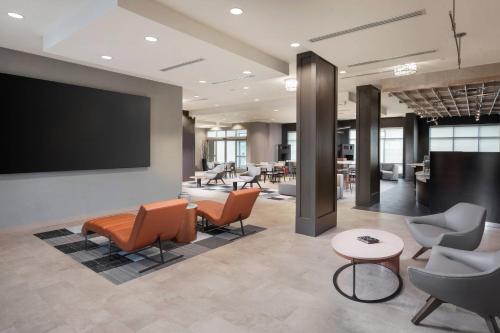 บริการและสิ่งอำนวยความสะดวก, Courtyard by Marriott Baton Rouge Downtown near เรือรบ ยูเอสเอสคิดด์