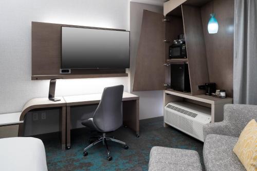 King Room with Sofa Bed - Non-Smoking image 3