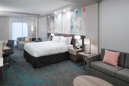 King Suite with Sofa Bed - Non-Smoking image 3