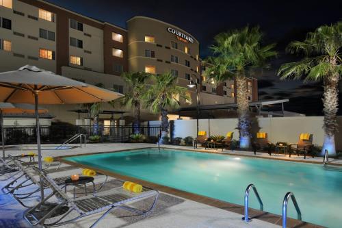 Swimming pool, Courtyard by Marriott Houston Pearland in Missouri City