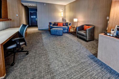 Courtyard by Marriott Westbury Long Island - image 9