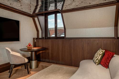 Almanac Suite image 2
