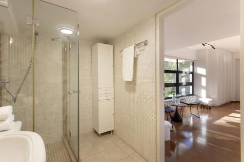 Spacious 3bdr Apartment with Monumental View - image 9