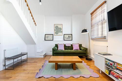Stylish Chelsea Flat with Luxe Comfort & Charm, Лондон