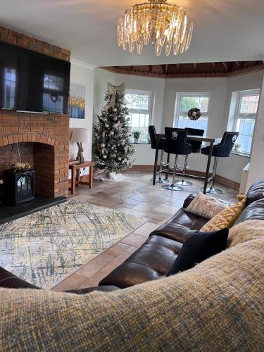 Build your memories hot tub garden sleeps 14 or 16 in Nottage