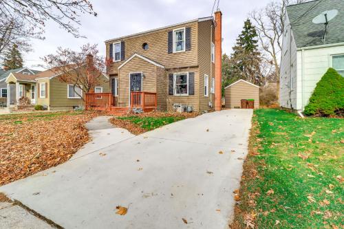 Walk to Adrian College: Family Home in Michigan in Adrian