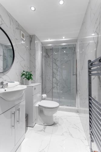 Flatzy - City Centre Mansion, Sleeps 20, 5 Baths, Liverpool (photo 5)