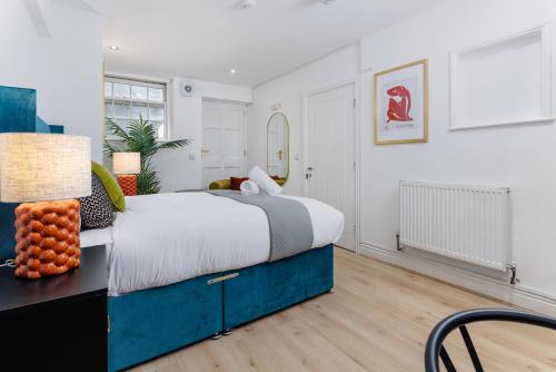 Flatzy - City Centre Mansion, Sleeps 20, 5 Baths, Liverpool (photo 6)