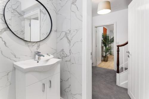 Flatzy - City Centre Mansion, Sleeps 20, 5 Baths, Liverpool (photo 9)