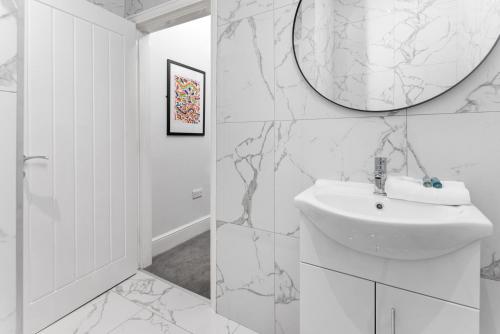 Flatzy - City Centre Mansion, Sleeps 20, 5 Baths, Liverpool (photo 11)