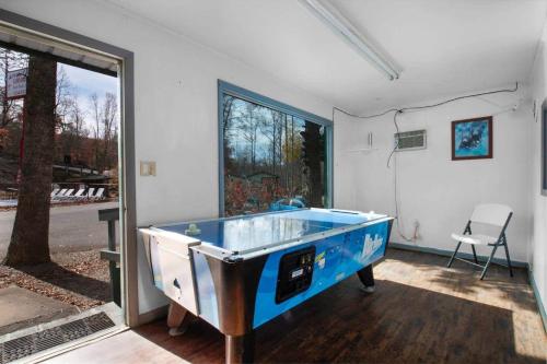 Relax in a Mountain Cabin in the Smokies Gatlinburg - image 6