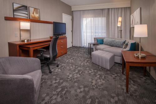 Courtyard by Marriott Dulles Airport Chantilly - image 6