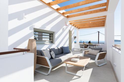 ระเบียง/ชานเรือน, Triotissa Local Living Residences in ดริออส