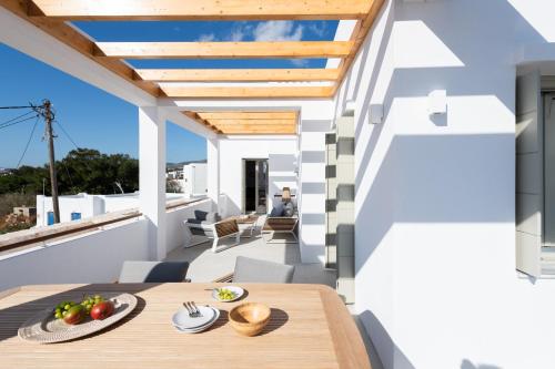 ระเบียง/ชานเรือน, Triotissa Local Living Residences in ดริออส