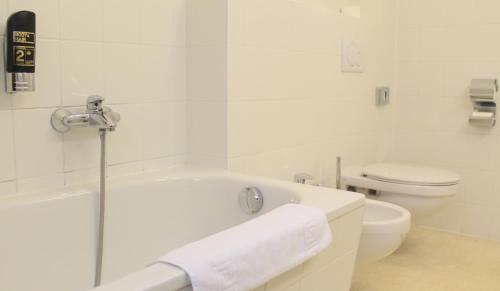 Double Room image 7