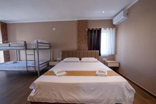 Quadruple Room with Balcony image 10