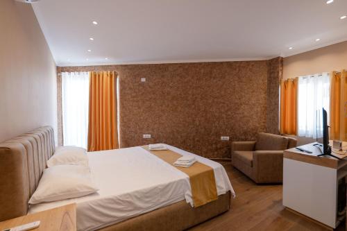 Double Room with Balcony image 10