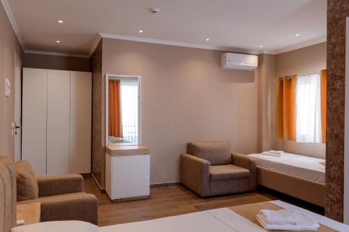 Triple Room with Balcony image 10