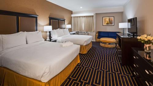 Queen Suite with Two Queen Beds and Sofa Bed - Non-Smoking