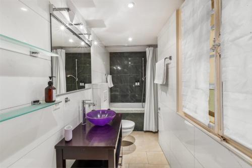 ห้องน้ำ, Chambre atypique dans la vieille ville de Fribourg in ไฟรบวร์ก