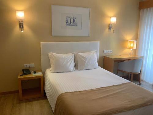 Double Room with Extra Bed (2 Adults + 1 Child) image 6