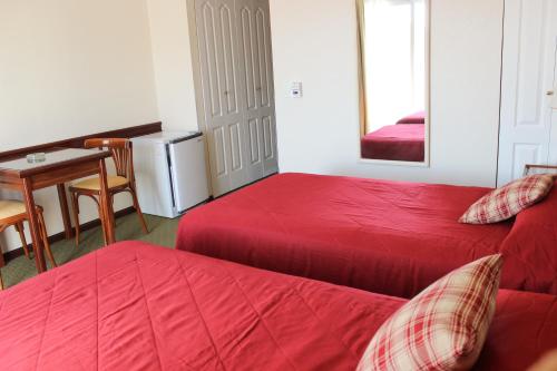 2 twin beds